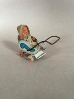 Antiek blikken poppenwagentje met antiek steengoedpopje, Antiek en Kunst, Ophalen of Verzenden