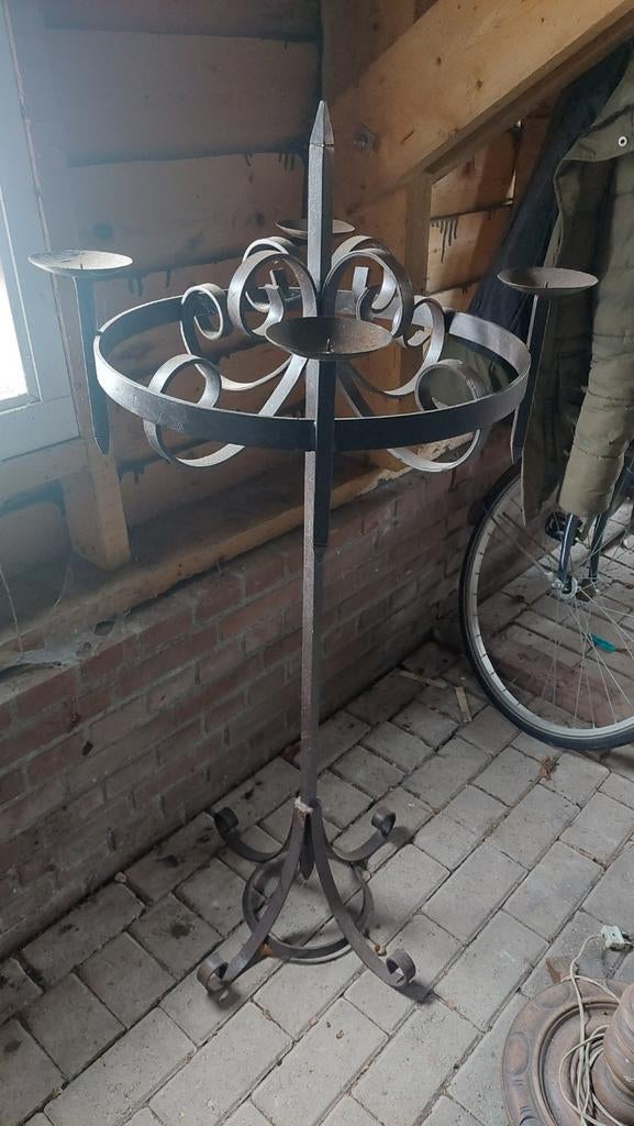 Grote staande kandelaar, Ophalen