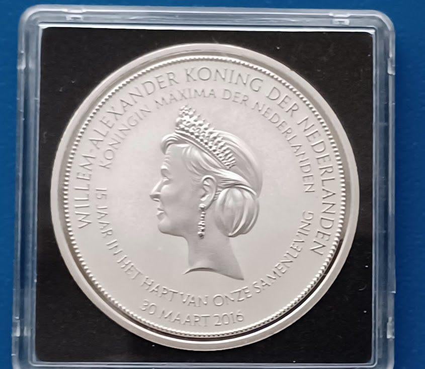 Penning Máxima - 15 jaar in het hart van onze samenleving, Postzegels en Munten, Penningen en Medailles, Verzenden, Overige materialen