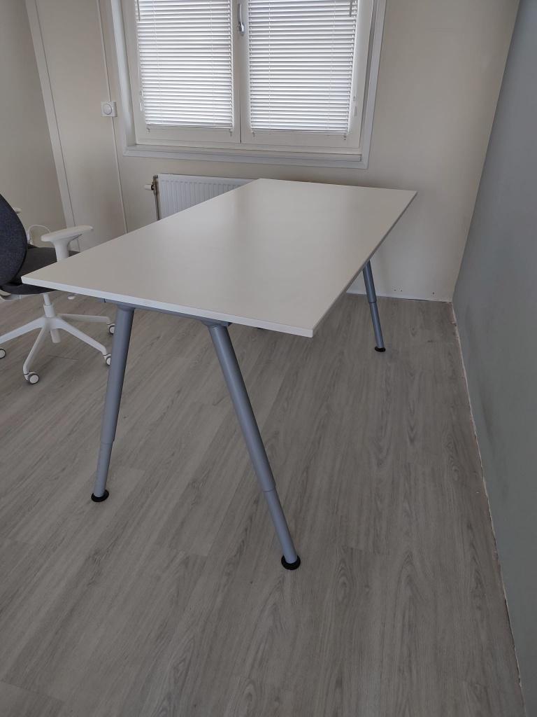 IKEA Thyge bureau te koop, Huis en Inrichting, Bureaus, Zo goed als nieuw, Computerbureau, IKEA, Modern, Hout, Wit, In hoogte verstelbaar