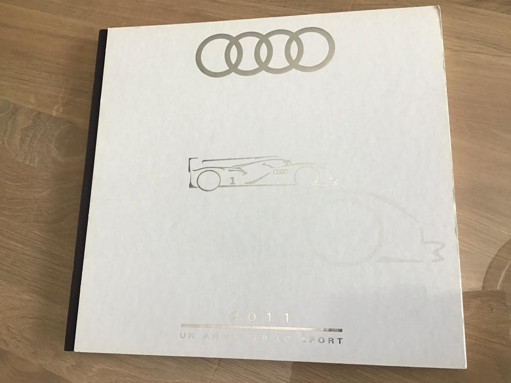 Audi Jaarboek 2011 - Un Anno Per Lo Sport - Hardcover, Boeken, Auto's | Boeken, Ophalen of Verzenden, Zo goed als nieuw, Audi