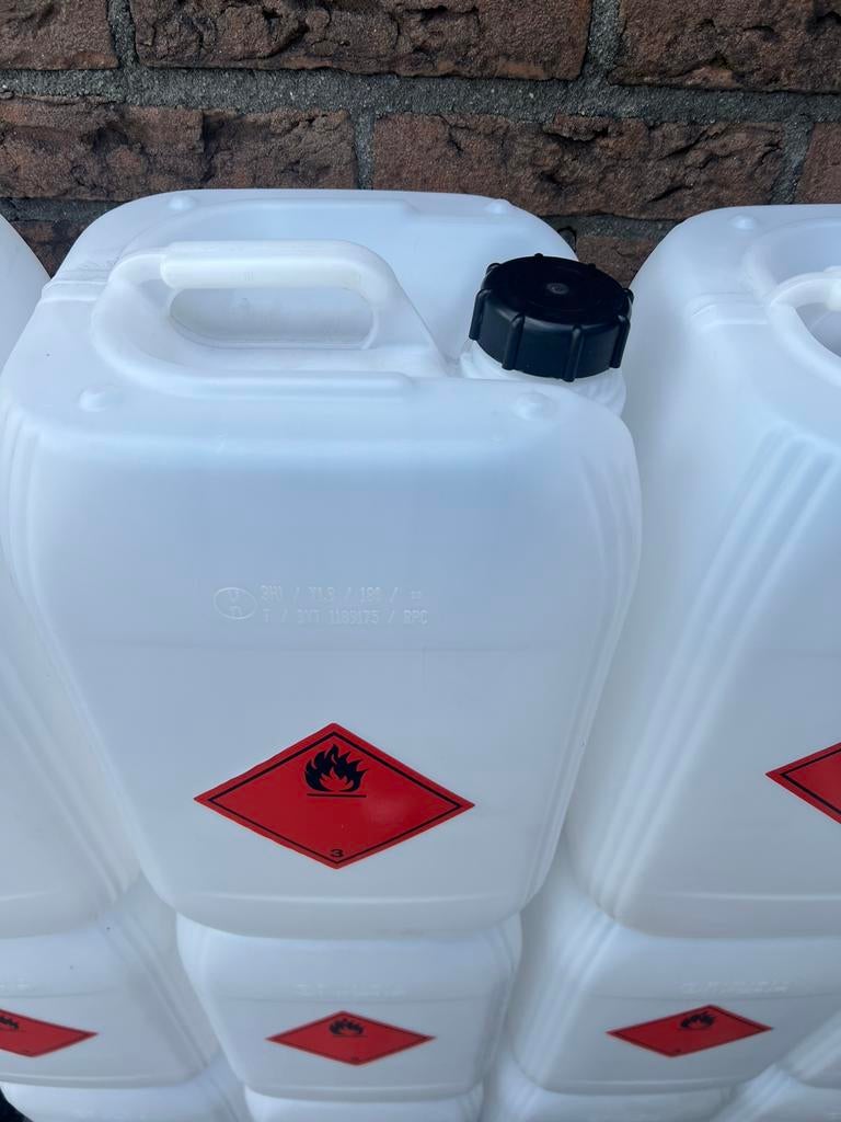 12 jerrycans van 20  liter nog 8 beschikbaar, Minder dan 75 liter, Ophalen, Gebruikt