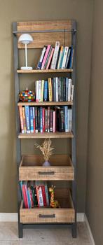 Boekenkast zwart metaal en mangohout 210 x 60 x 40, Ophalen, 200 cm of meer, 50 tot 100 cm, Zo goed als nieuw