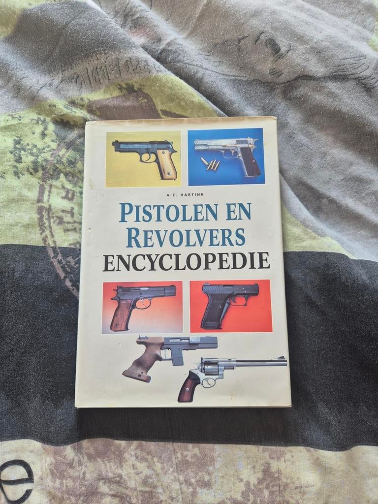 Pistolen en Revolvers Encyclopedie - Wapens naslagwerk, Boeken, Encyclopedieën, Ophalen, A.E. Hartink, Zo goed als nieuw, Los deel