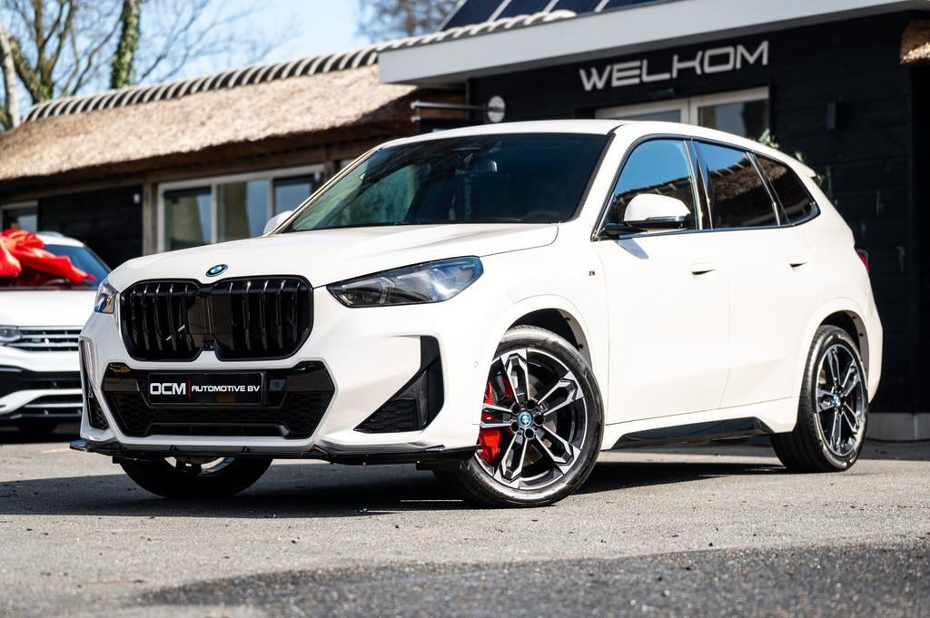 BMW iX1 eDrive 20 M Sport Live Cockpit I Mineralweiss Metall, Auto's, BMW, Gebruikt, Zwart, Startonderbreker, Wit