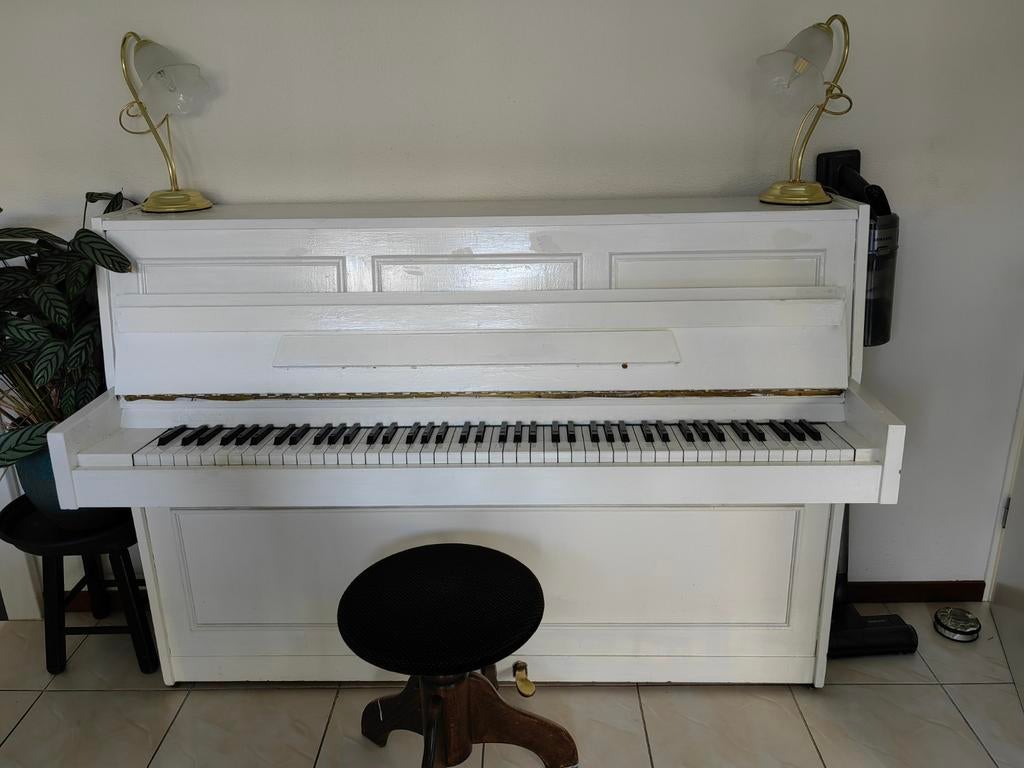 GRATIS Piano; wit; gebruikte staat, Muziek en Instrumenten, Piano's, Ophalen, Gebruikt