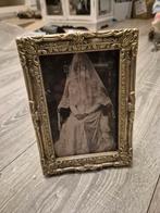 Antieke fotolijst met mysterieuze bruid, Huis en Inrichting, Woonaccessoires | Lijsten, Overige materialen, Minder dan 50 cm, Gebruikt