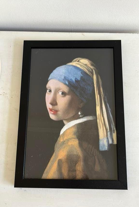 Zwarte fotolijst met afbeelding meisje met de parel, Minder dan 50 cm, Ophalen of Verzenden, Zo goed als nieuw, Foto of Poster