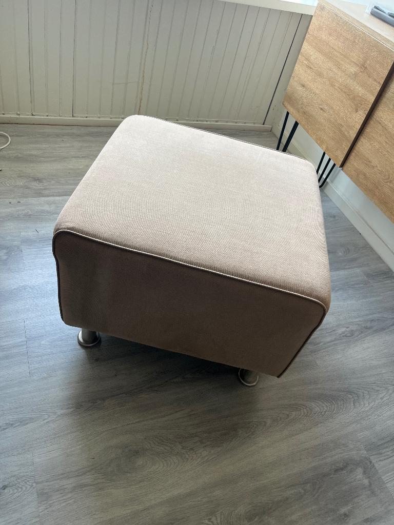 Mooie beige hocker, Huis en Inrichting, Banken | Voetenbanken en Poefen, Ophalen, Minder dan 50 cm, Zo goed als nieuw, Stof