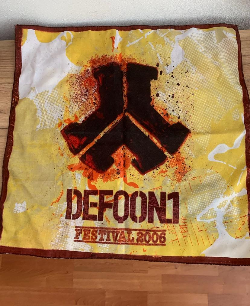 Nieuwe bandana Defqon 2006, Eén persoon