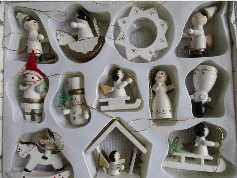 kerst: doosje met witte houten kerstornamenten / hangers, Diversen, Kerst, Ophalen of Verzenden