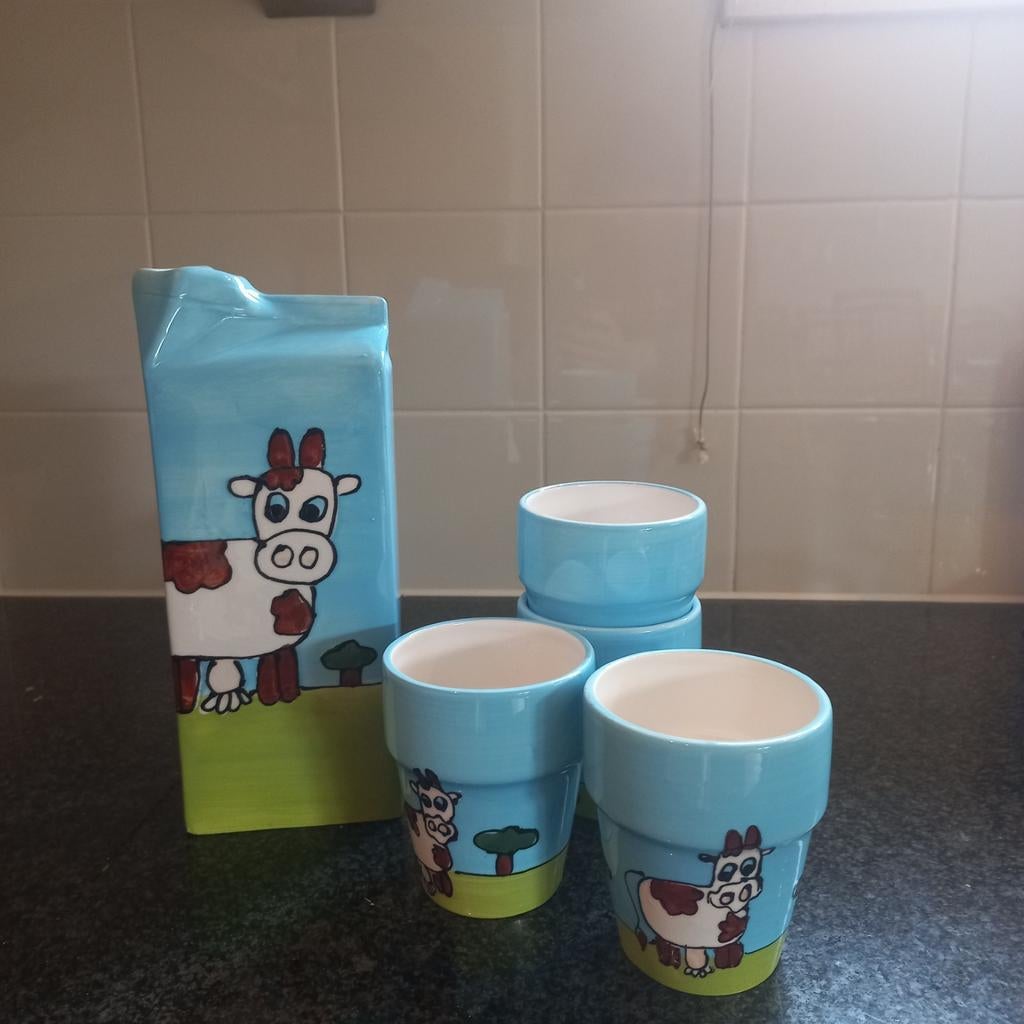 Set van 3 bekers en kan met koe afbeelding., Ophalen, Nieuw, Overige stijlen, Kop(pen) en/of Schotel(s)