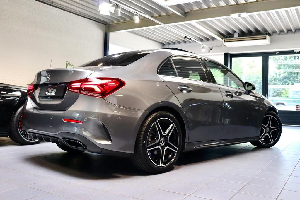 Mercedes-Benz A-klasse 180d Premium + AMG|PANO|Sfeer|CAM, Auto's, Mercedes-Benz, Stof, Gebruikt, 4 cilinders, Parkeercamera