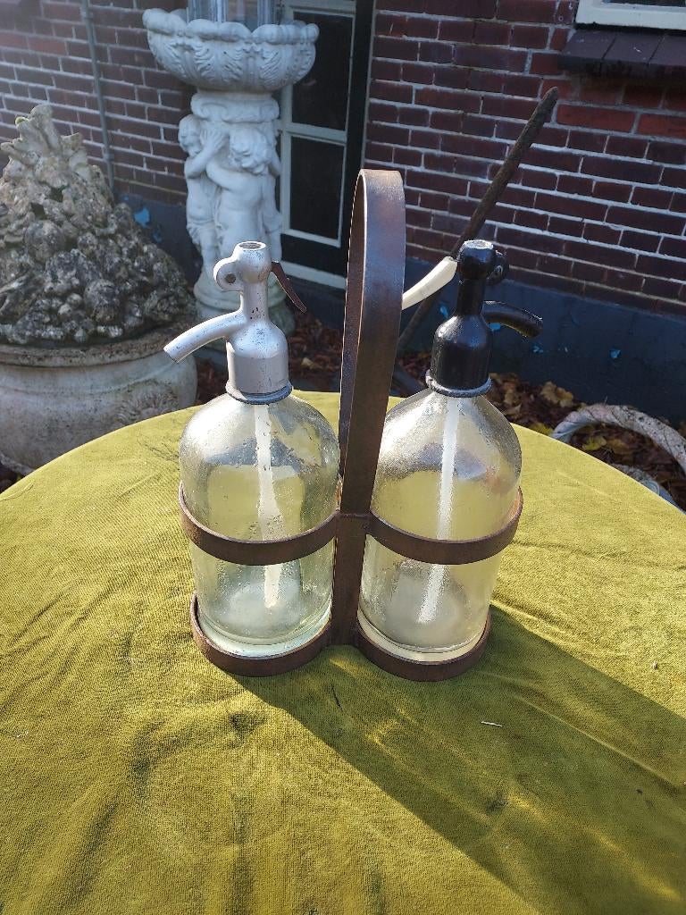 2 Antieke glazen sodaflessen in smeedijzeren rekje., Antiek en Kunst, Antiek | Overige Antiek, Verzenden