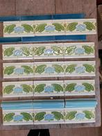 15 stuks jugendstil wandtegels in relief met blauwe bloem