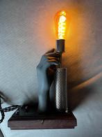 Unieke Industriële Tafellamp met Hand Sculptuur, Ophalen of Verzenden, Nieuw, Metaal, Minder dan 50 cm