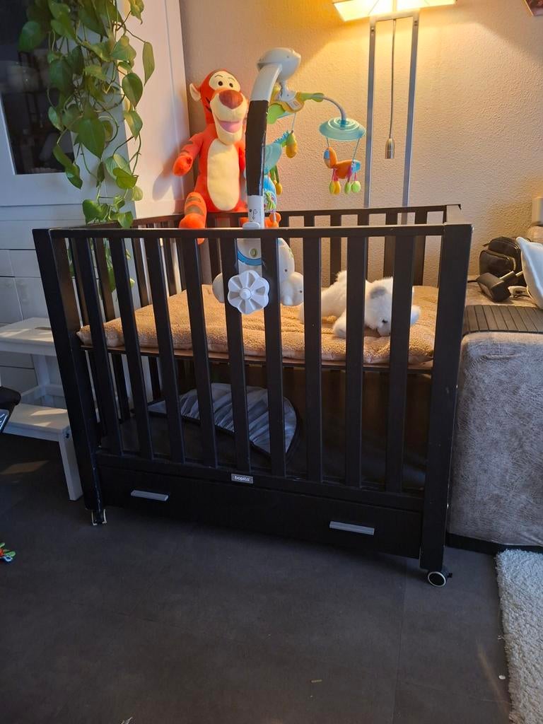 Zwarte baby box met lade en op wieltjes, Kinderen en Baby's, Boxen, Ophalen, Zo goed als nieuw, Wieltjes