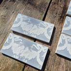 57 jugendstil randtegels grijs met wit opgelegd decor, Ophalen