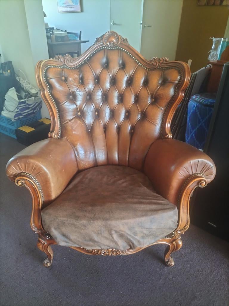 Klassieke Chesterfield fauteuil - Leer en hout, Huis en Inrichting, Fauteuils, 75 tot 100 cm, Ophalen of Verzenden, 75 tot 100 cm