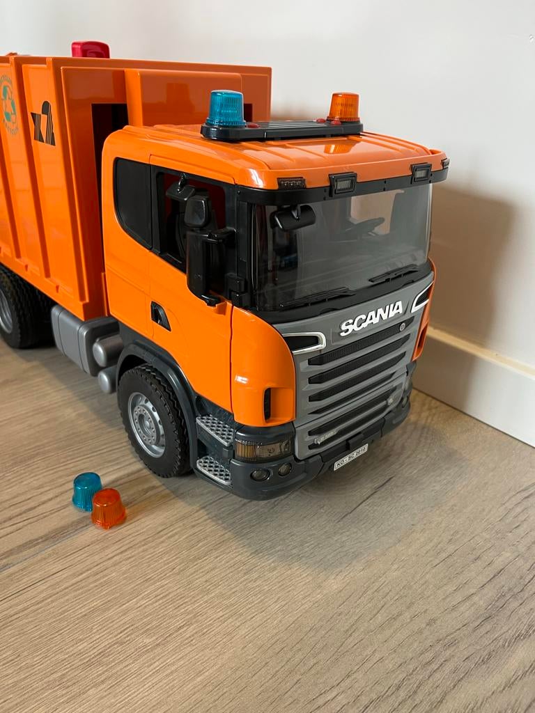 Bruder Scania Vuilniswagen met Extra Vuilnisbakken, Kinderen en Baby's, Speelgoed | Speelgoedvoertuigen, Ophalen, Zo goed als nieuw
