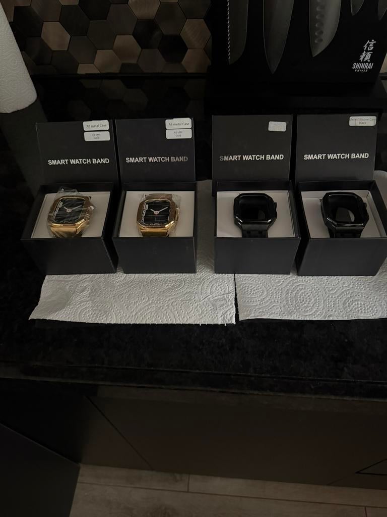 4 nieuwen full covers zwart & goud Apple watch 8 (45mm)., Sieraden, Tassen en Uiterlijk, Smartwatches, Ophalen of Verzenden, Nieuw