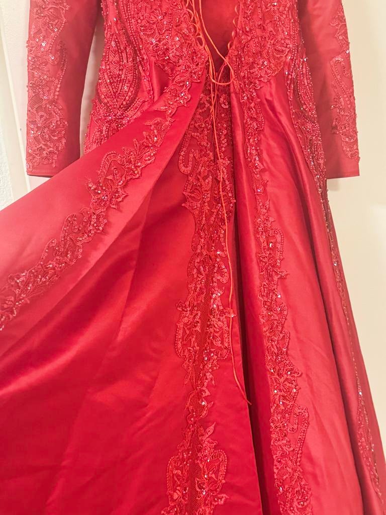 Prachtige rode galajurk met borduursels, Maat 38/40 (M), Galajurk, Ophalen of Verzenden, Zo goed als nieuw