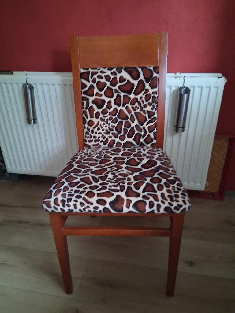4 Kersen houten "Eethoekstoelen", met stoffen zitting., Huis en Inrichting, Stoelen, Ophalen, Gebruikt, Overige kleuren, Strak houten stoelen met dierenprint stof.
