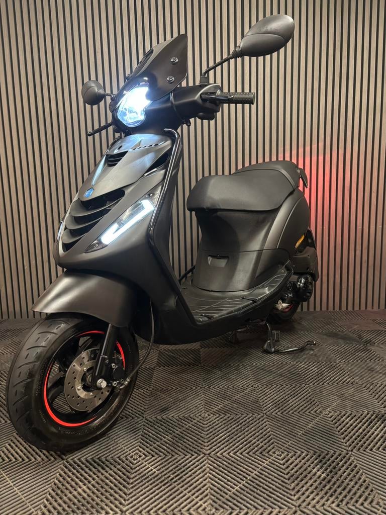 PIAGGIO ZIP 4T 3V BROM 2020 FULL OPTION MAT ZWART, Fietsen en Brommers, Scooters | Piaggio, Maximaal 45 km/u, Zip, Ophalen of Verzenden