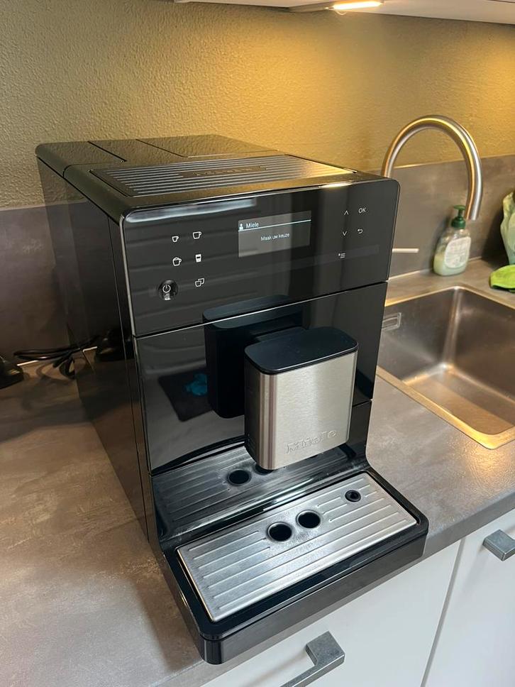 Miele Koffiemachine CM5300, Witgoed en Apparatuur, Koffiezetapparaten, Gebruikt, Gemalen koffie, Koffiebonen, Koffiemachine, 2 tot 4 kopjes