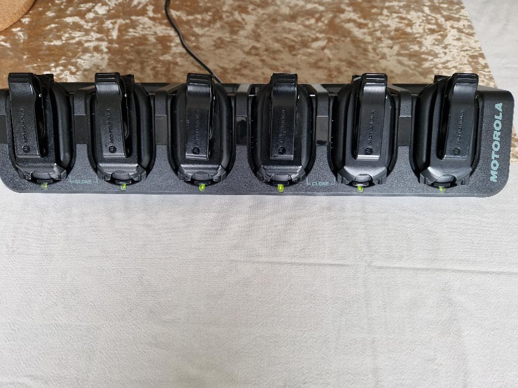 6 Motorola portofoons (CLP 446) met multilader, Ophalen of Verzenden, Gebruikt, 2 to 5 km, Portofoon of Walkie-talkie