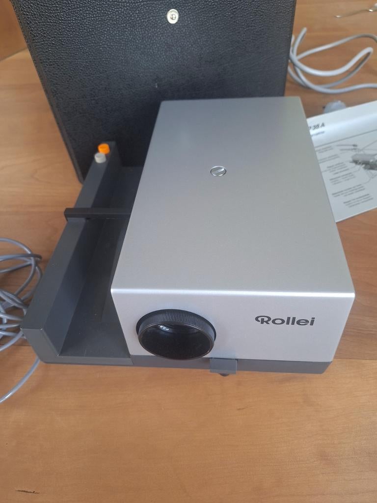 Rollei P35A Diaprojector met koffer en handleiding, Ophalen of Verzenden, Zo goed als nieuw