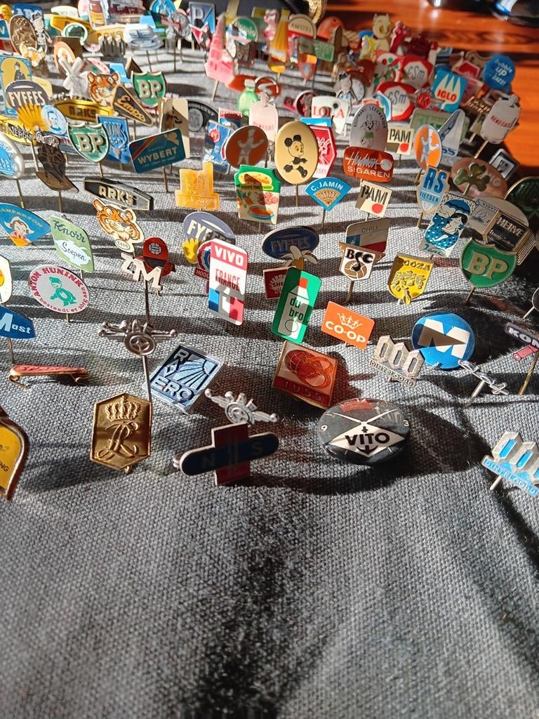 Vinted speldjes  uit de jaren 60, Verzamelen, Speldjes, Pins en Buttons, Ophalen of Verzenden, Gebruikt, Overige onderwerpen