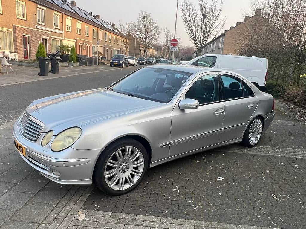 Mercedes-Benz E-Klasse 3.2 E320 W211 Sedan AUT 2003 Grijs, Automaat, Achterwielaandrijving, Particulier, Zilver of Grijs