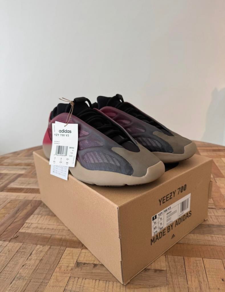 Yeezy 700 V3 Carbon Fade, Overige kleuren, Nieuw, Ophalen of Verzenden, Sneakers of Gympen