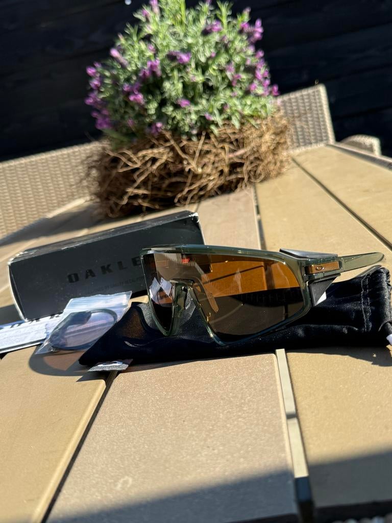 OAKLEY LATCH PANEL OO9404 - 940403 Nieuw - Olive Ink, Zonnebril, Nieuw, Ophalen of Verzenden, Oakley