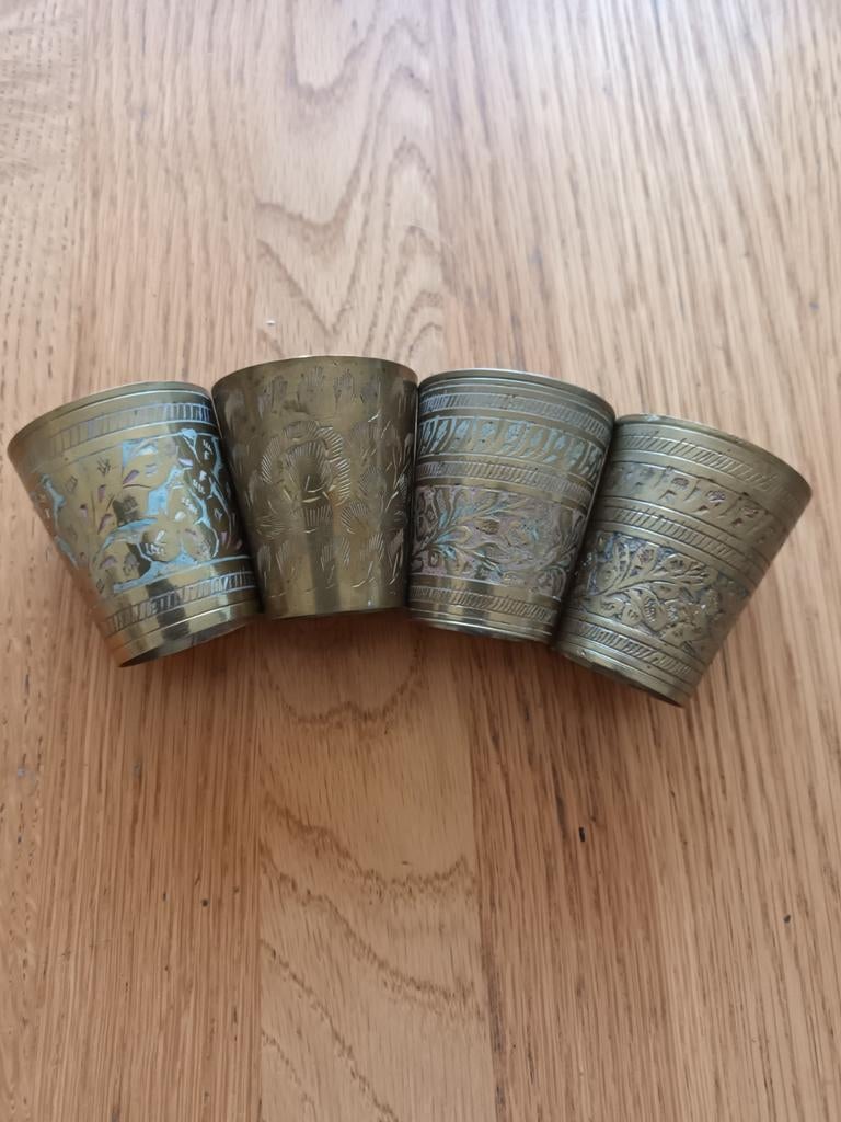 Vier messing bekertjes, Antiek en Kunst, Antiek | Koper en Brons, Ophalen of Verzenden