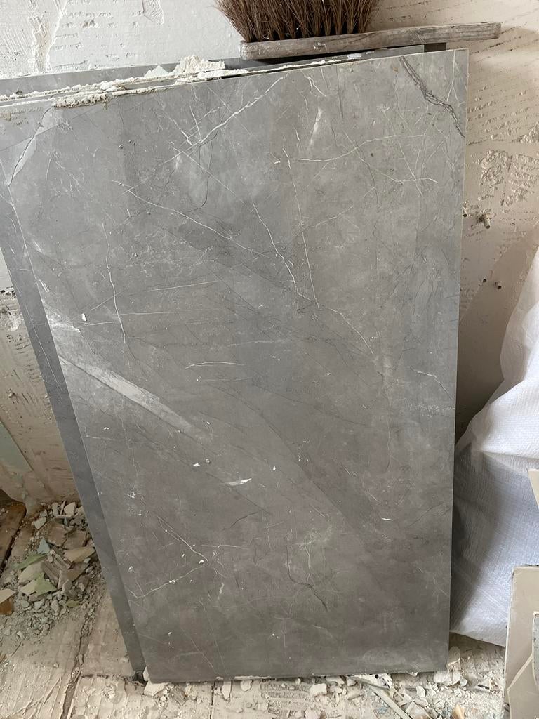 Grote grijze tegels met marmerlook, Ophalen, 60 cm of meer, Gebruikt, 40 tot 60 cm