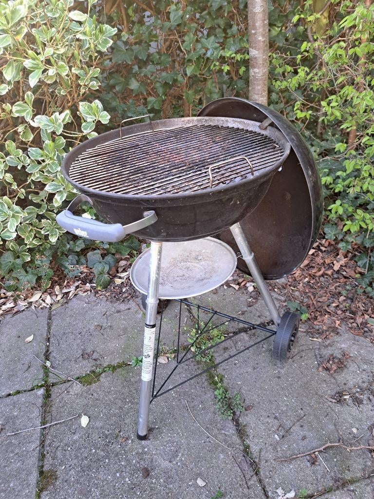 Gebruikte Weber houtskool barbecue 47cm met wielen, Ophalen of Verzenden, Gebruikt