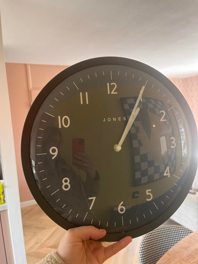 Jones Wandklok Zwart 34cm Diameter, Ophalen, Zo goed als nieuw, Analoog, Wandklok
