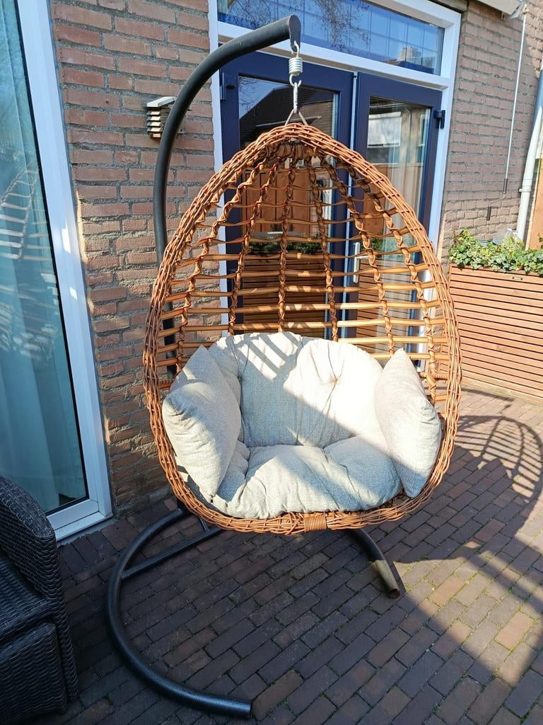 Hangstoel met standaard en kussen, Ophalen
