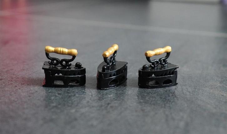 Strijkijzer zwart met goud kleur miniatuur nieuw 1:12, Verzamelen, Poppenhuizen en Toebehoren, Nieuw, Decoratie, Ophalen of Verzenden