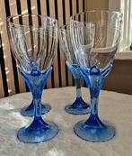 4 Bormioli Rocco wijnglazen op saffierblauwe voet, Ophalen of Verzenden, Zo goed als nieuw, Overige typen