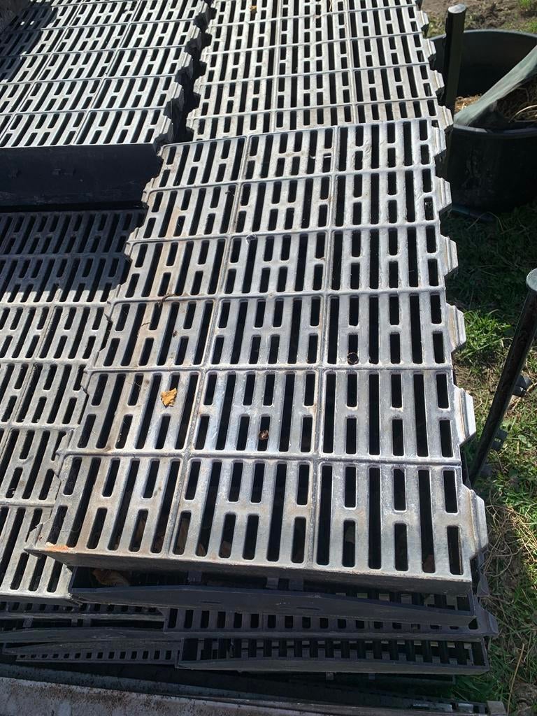 Ca. 65 m2 modder/paddock platen met stalen leggers, Ophalen, Gebruikt