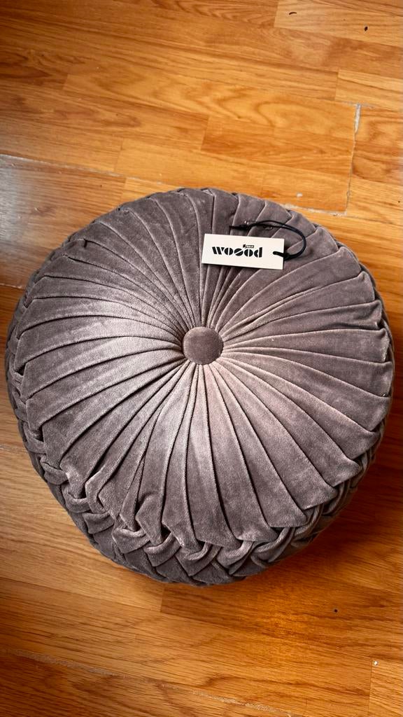 Woood Myro fluweel kussen taupe 40x40, Huis en Inrichting, Woonaccessoires | Kussens, Ophalen of Verzenden, Nieuw, Grijs, Rond