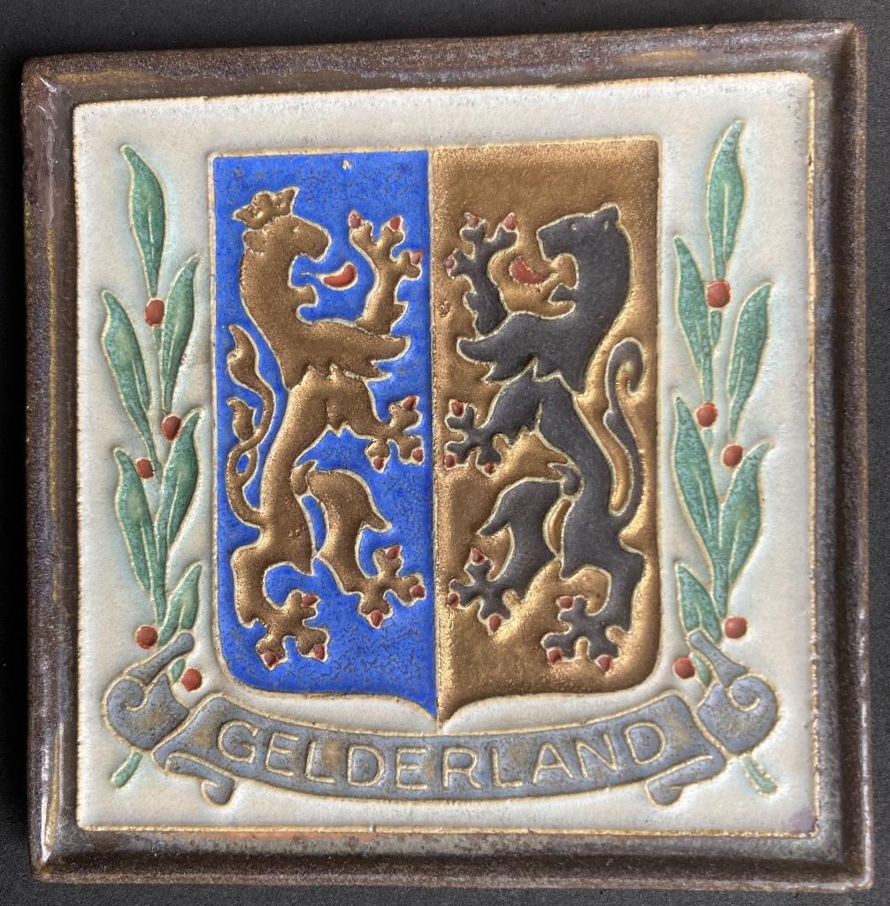 Porceleyne Fles Tegel wapen Gelderland, Antiek en Kunst, Antiek | Wandborden en Tegels, Ophalen