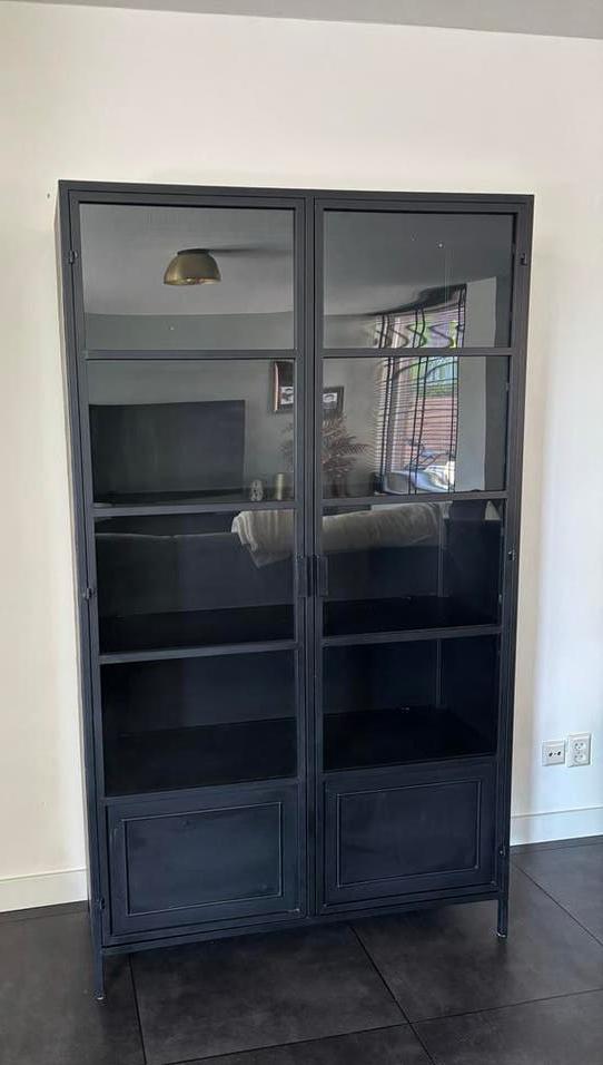 Metalen vitrinekast met glazen deuren - Zwart industrieel, Huis en Inrichting, Kasten | Vitrinekasten, Ophalen, Gebruikt, 50 tot 100 cm