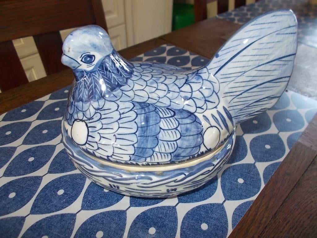 Grote kip op nest., Antiek en Kunst, Ophalen of Verzenden