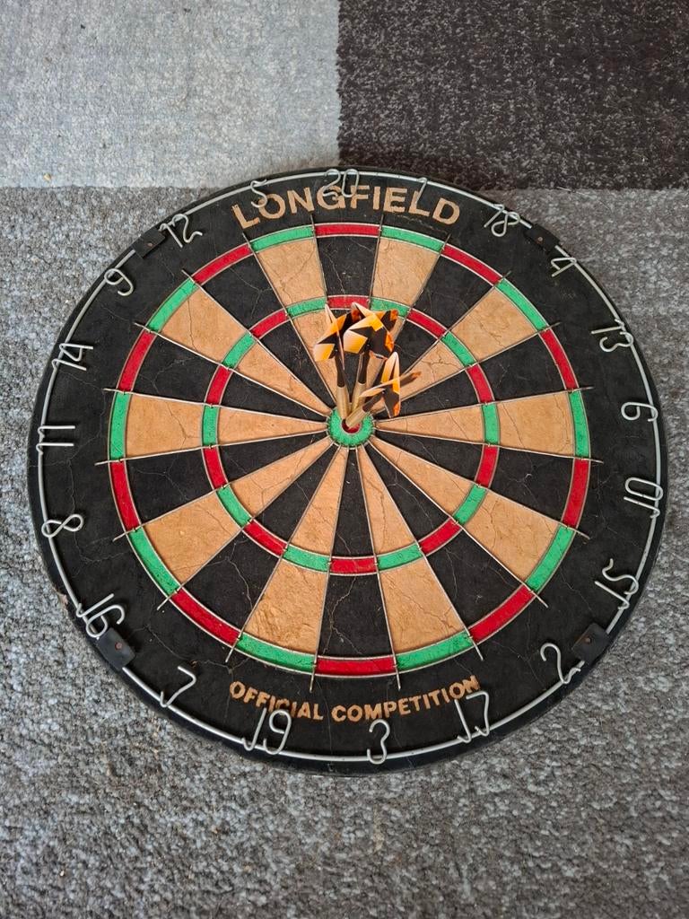 Longfield dartbord inclusief 1 set darts, Sport en Fitness, Darts, Ophalen