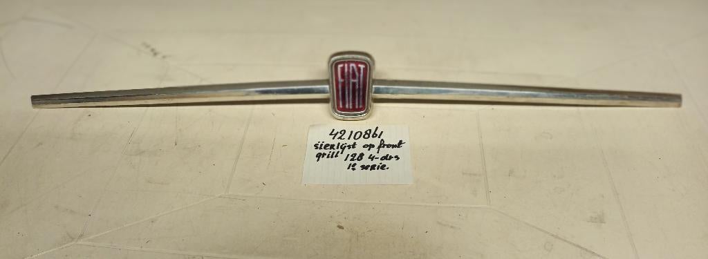 SIERLIJST OP GRILLE FIAT 128  4 deurs  1e model, Auto-onderdelen, Carrosserie en Plaatwerk, Ophalen, Voor, Nieuw, Fiat