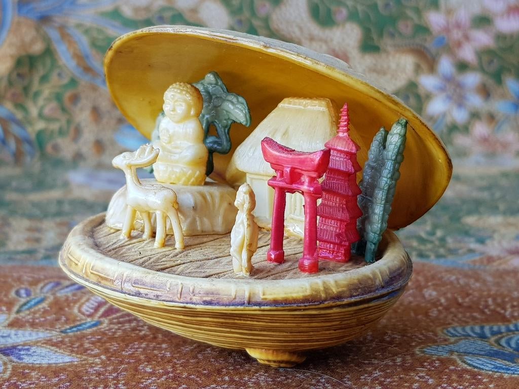 Mooi oud diorama uit Japan van celluloid in een schelp., Ophalen of Verzenden